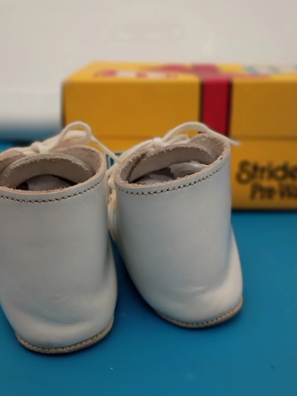 Stride Rite White Leather Scalloped Pre-Walkers Size 2